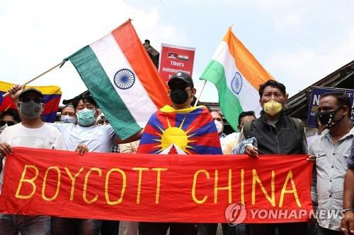 '국경 갈등' 문제로 인해 중국 보이콧을 주장하는 인도 시위대. [EPA=연합뉴스]