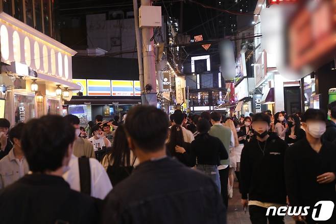 연휴 시작날인 9일 밤 부산 번화가 서면 술집 밀집 거리가 쏟아져 나온 시민들로 북적이고 있다.2020.10.9/© 뉴스1 박세진 기자