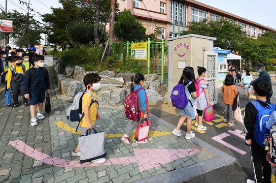 인천시 미추홀구 숭의초등학교 학생들이 거리를 두고 등교하고 있다. 뉴시스