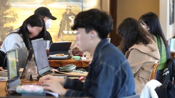 지난 3월 개강 직후 서울 마포구 홍익대 인근 카페에서 학생들이 시간을 보내고 있다. 연합뉴스