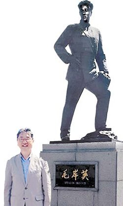허커우단교 광장에 마오안잉(毛岸英) 동상. 앞은 박보균 대기자. [중앙포토]