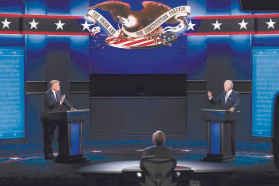 트럼프 대통령(왼쪽)과 바이든 후보가 지난달 29일 1차 TV토론을 벌이고 있다. [EPA=연합뉴스]