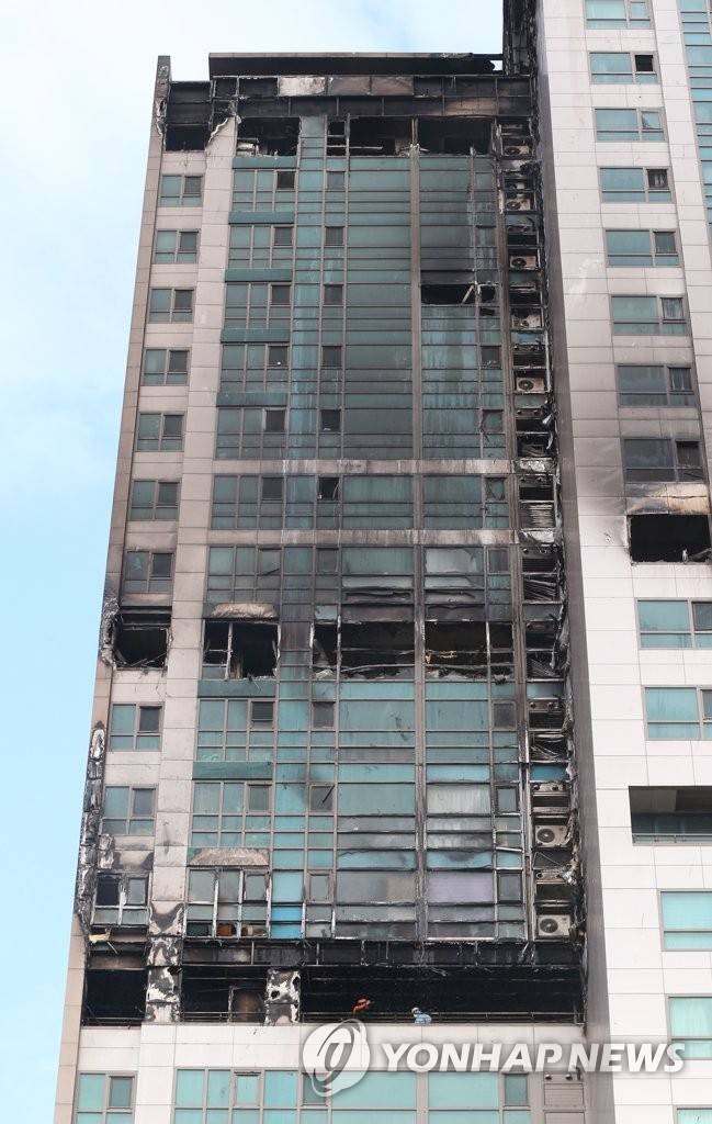 아파트에 남은 화재의 흔적 (울산=연합뉴스) 김용태 기자 = 9일 오후 울산시 남구 주상복합아파트 화재 현장에서 국립과학수사연구원, 경찰, 소방 등이 1차 합동 감식을 벌이고 있다. 2020.10.9 yongtae@yna.co.kr