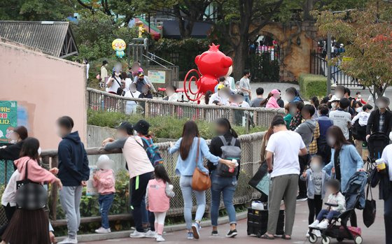 11일 서울 광진구 어린이대공원에 동물원이 시민들로 붐비고 있다.   연합뉴스