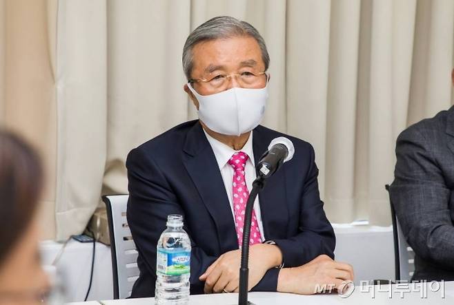 김종인 국민의힘 비상대책위원장이 8일 오후 서울 마포구에서 '더 좋은 세상으로 포럼(마포 포럼)' 초청 강연에 참석해 인사말하고 있다. /사진제공=뉴시스