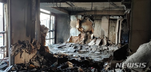 [울산=뉴시스] 박수지 기자 = 지난 8일 울산 남구 주상복합 아파트에서 대형화재가 발생한 가운데 실내가 까맣게 타 있다.2020.10.11.(사진=독자제공) photo@newsis.com