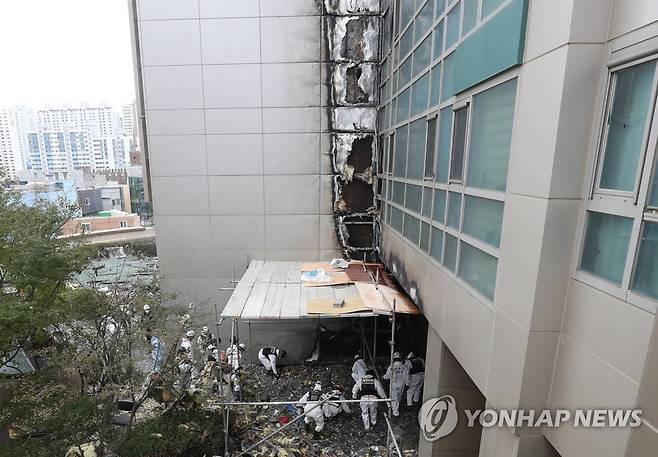 발화 지점은 어디…합동 감식 중 (울산=연합뉴스) 김용태 기자 = 11일 오전 울산시 남구 삼환아르누보 주상복합아파트 3층 테라스에서 울산지방경찰청 수사전담팀과 국립과학수사연구원, 소방, 관계 기관 등이 참여하는 합동 감식이 진행되고 있다. 3층 테라스 외벽에서 위층으로 올라갈수록 불길이 'V'자 형태로 번진 흔적의 시작 부분을 감식 요원들이 살피고 있다. 2020.10.11 yongtae@yna.co.kr