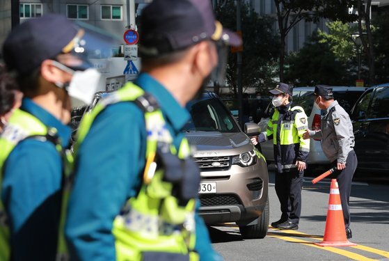 한글날인 지난 9일 서울 도심에서 일부 단체의 집회가 예정된 가운데 경찰이 광화문 광장 방향으로 진입하는 차량을 무차별 검문하고 있다. 창문을 열지 못하게 한 법원의 결정에 어긋난다는 지적이다. [뉴스1]