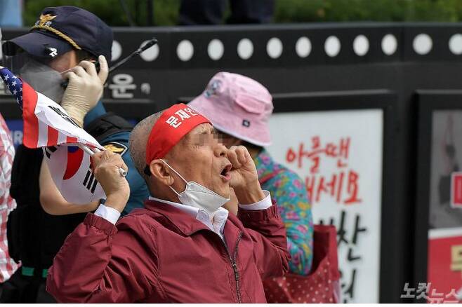 지난 3일 오후 서울 종로1가 종로구청 입구 사거리 부근에서 도심 집회 시위 참가자들이 경찰의 해산 권유에도 불구하고 구호를 외치고 있다.(사진=박종민 기자)