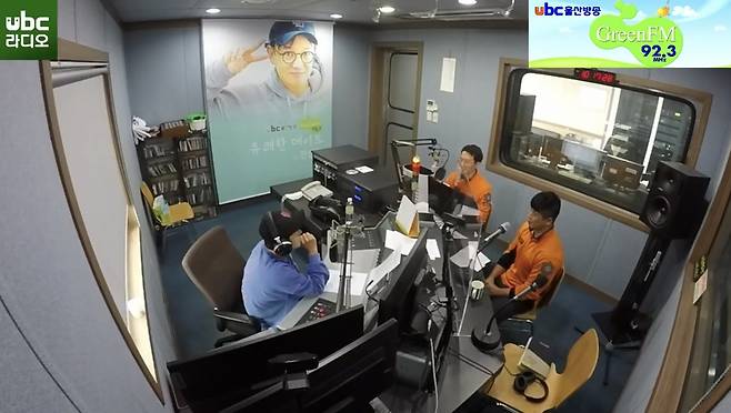 ubc울산방송 라디오 '전선민의 유쾌한 데이트'에 출연한 소방관들.(유튜브 방송화면 캡처) © 뉴스1