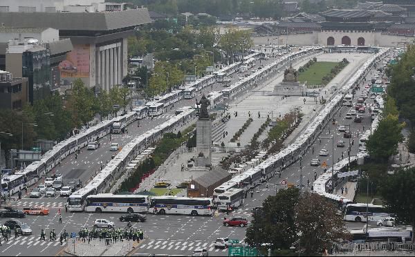 개천절이었던 지난 3일 경찰이 광화문 광장 일대를 경찰버스와 철제 펜스 등으로 봉쇄한 모습. /장련성 기자