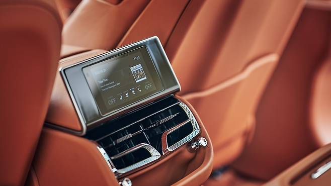 후석의 리모컨 터치 디스플레이. 공조장치 등 각종 편의장비를 조작할 수 있다. 사진 벤틀리모터스코리아