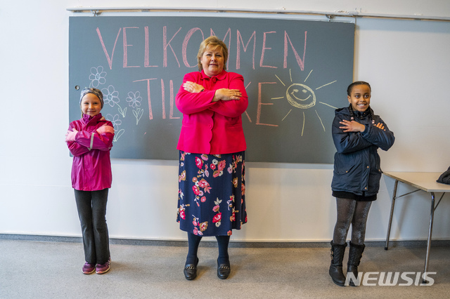 [오슬로=AP/뉴시스]  에르나 솔베르그 총리가 지난 4월27일 휴업 6주만에 개교한 학교를 찾아 아이들과 함께 코로나19 시대 인사법을 같이 배우고 있다. 2020.10.14