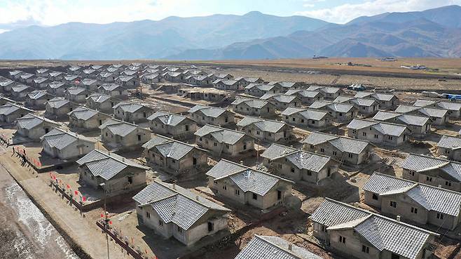 태풍 피해 입은 함경남도 검덕지구의 복구된 주택들.