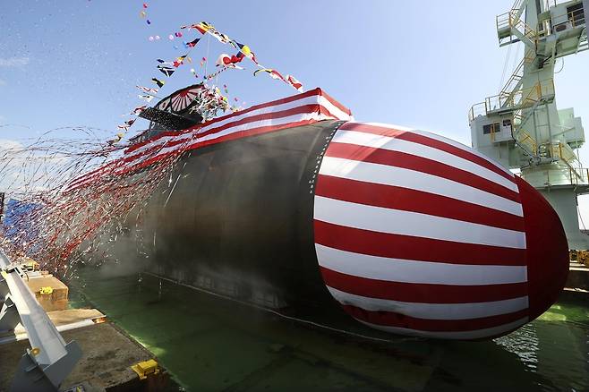 (고베 교도=연합뉴스) 일본 해상자위대가 14일 미쓰비시중공업 고베조선소에서 명명·진수식을 치른 3천t급 신형 잠수함 '다이게이'.