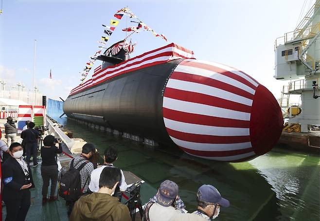 (고베 교도=연합뉴스) 일본 해상자위대가 14일 미쓰비시중공업 고베조선소에서 명명·진수식을 치른 3천t급 신형 잠수함 '다이게이' 주변에 취재진이 몰려 있다.