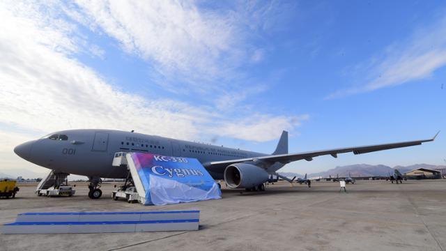 2019년 1월 30일 공군 김해기지에서 열린 KC-330 공중급유기 전력화 행사 중 공중급유기 명명식에서 KC-300 시그너스(Cygnus)라고 적힌 현수막이 펼쳐지고 있다. 한국일보 자료사진