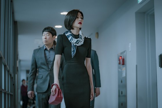 깔끔한 검정색 원피스에 프린트 스카프와 와인색 핸드백으로 포인트를 줬다. 사진 JTBC