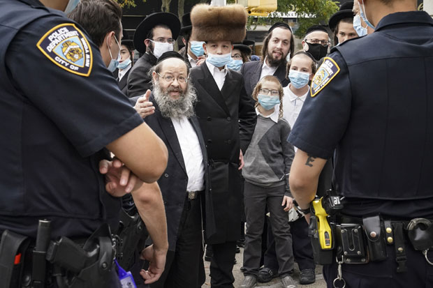 7일(현지시간) 뉴욕 브루클린 자치구 거리에서 정통 유대교 교인들이 뉴욕 경찰과 얘기하고 있다./사진=AP 연합뉴스