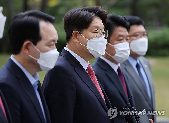 대검 항의 방문하며 질문 답하는 권성동 (서울=연합뉴스) 김인철 기자 = 국민의힘 권성동 라임·옵티머스 권력 비리 게이트 특별위원회 위원장(왼쪽 두번째)과 위원들이 16일 오후 서울 서초구 대검찰청을 항의 방문하며 취재진 질문에 답하고 있다. yatoya@yna.co.kr