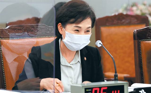 김현미 국토교통부 장관이 16일 정부세종청사에서 열린 국토교통부 국정감사에서 갑작스럽게 흘러나온 가수 나훈아의 ‘테스형’ 노래에 웃음을 터뜨리고 있다. 세종=뉴시스