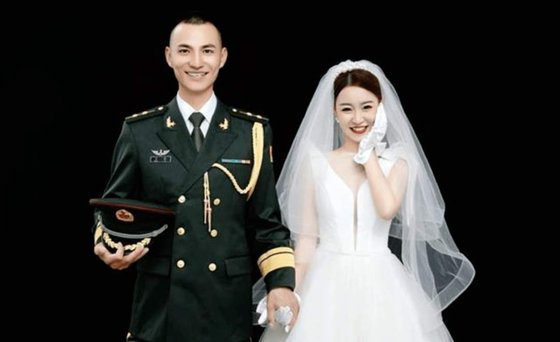 중국 인민해방군 군인 왕린(왼쪽)과 위신후이의 약혼 사진. [웨이보 캡쳐]