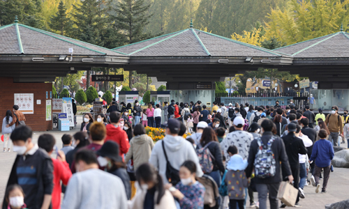 18일 오후 경기도 과천시 서울대공원을 찾은 시민들이 입장을 위해 줄을 서고 있다. 연합뉴스