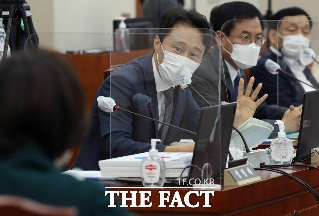 이탄희 의원은 약 4개월 만에 국회에 복귀하며 "공황장애 진단을 받은 것은 아니다"라고 말해 자가진단으로 재택근무를 해왔다는 논란이 일었다. 지난 7일 국회에서 열린 교육위원회 국정감사에서 질의하는 이 의원. /이새롬 기자