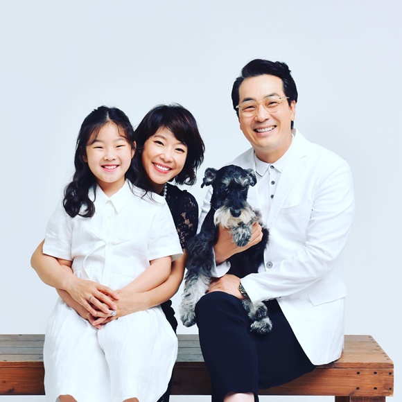 한 차례 아픔을 겪은 김한석은 지난 2000년 중학교 동창인 요리연구가 박선영 씨와 만나 누구보다 행복한 가정을 꾸렸다. 아내 딸과 함께 다정한 모습. /휴메이저이엔티 제공