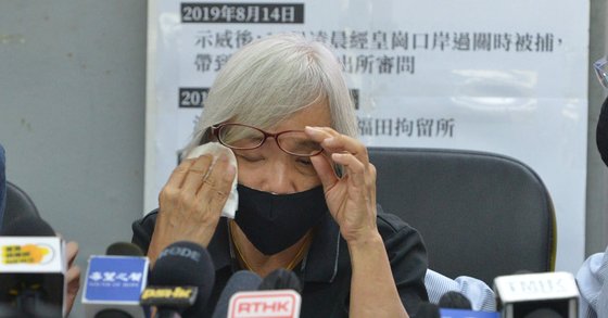 17일(현지시간) 홍콩 민주화 운동가 알렉산드라 웡(64)이 홍콩에서 기자회견을 열고 지난 1년 간 중국 공안에 체포돼 구금됐다고 밝혔다. [AFP=연합뉴스]