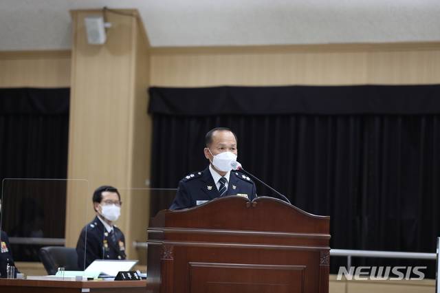 19일 경기남부경찰청에서 진행된 국회 행정안전위원회 경기남부·북부경찰청 국정감사에 출석한 이문수 경기북부경찰청장이 감사 시작에 앞서 일반현황을 설명하고 있다. (사진=경기북부경찰청 제공)