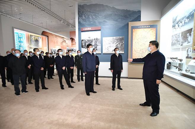 시진핑(오른쪽) 중국 국가 주석이 19일 당 간부들과 함께 베이징의 인민혁명 군사박물관에서 열리고 있는 ‘항미원조(抗美援朝·한국전쟁의 중국식 명칭) 전쟁’ 참전 70주년 전시회를 둘러보고 있다.  (사진=신화/연합뉴스)