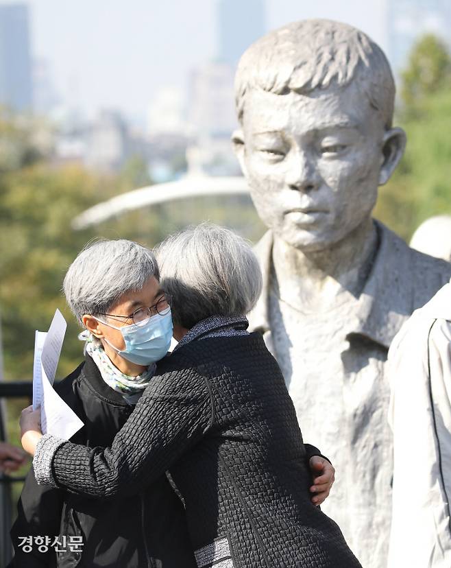 전태일 열사 앞에서… 한진중공업 해고노동자인 김진숙 민주노총 부산본부 지도위원(왼쪽)과 YH무역 여성노동자의 신민당사 농성 당시 노조 위원장을 지낸 최순영 전 의원이 20일 서울 종로구 청계천 전태일다리에서 김 위원 복직 촉구 기자회견에 앞서 포옹하고 있다. 권도현 기자 lightroad@kyunghyang.com