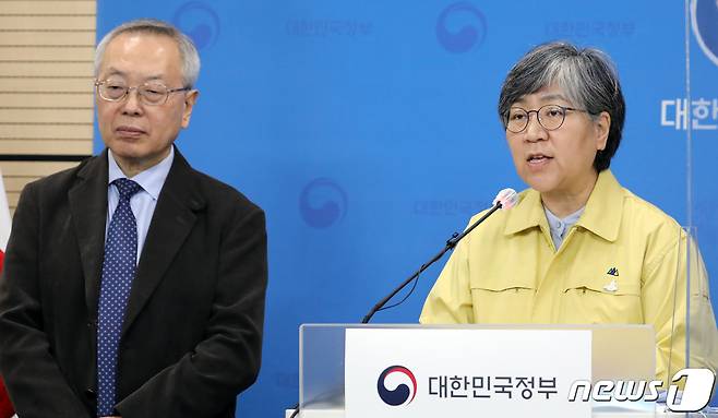 정은경 질병관리청장이 21일 충북 청주시 질병관리청 브리핑실에서 인플루엔자 백신접종 및 이상반응 신고현황에 대한 브리핑을 하고 있다. 왼쪽은 김중곤 예방접종 피해조사반장(서울의료원 소아청소년과장). 2020.10.21/뉴스1 © News1 장수영 기자