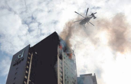 지난 9일 낮 울산 남구 주상복합건물 삼환아르누보에서 화재가 완전히 진화되지 않아 소방대원들이 진화작업을 펼치고 있다. 송봉근 기자