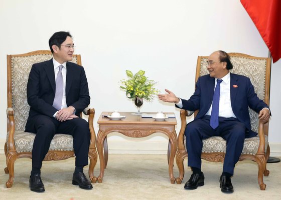 이재용 삼성전자 부회장(왼쪽)은 20일 베트남 하노이 총리실에서 응우옌 쑤언 푹 총리를 예방하고 협력 방안을 논의했다. [사진 베트남 국영통신사 VNA]