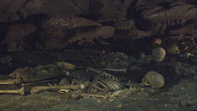 제주에서 군경의 4.3 토벌을 피해 굴로 숨었던 10여 명이 집단 희생된 다랑쉬굴. (제주 4.3 평화기념관)