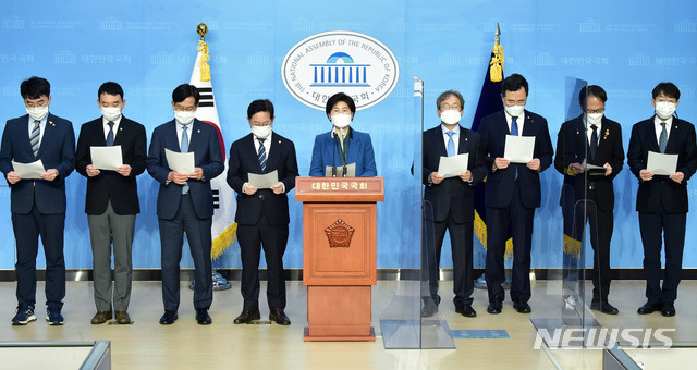 [서울=뉴시스] 최동준 기자 = 더불어민주당 백혜련 여당 간사를 비롯한 법사위원들이 21일 서울 여의도 국회 소통관에서 공수처장 후보자추천위원회 위원 추천 촉구 기자회견을 하고 있다. (공동취재사진) 2020.10.21. photo@newsis.com