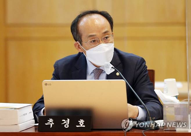 추경호 국민의힘 의원 (대구=연합뉴스) 김현태 기자 = 국민의힘 추경호 의원이 20일 대구 중구 동인동 한국은행 대구경북본부에서 열린 국회 기획재정위원회의 대구지방국세청과 한국은행 대구경북·포항본부에 대한 국정감사에서 질의하고 있다. 2020.10.20 mtkht@yna.co.kr