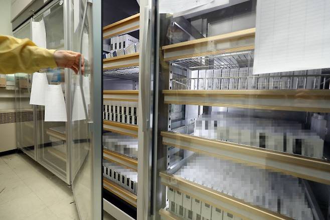 22일 오전 전남 장성군보건소에서 직원이 냉장 보관 중인 독감백신 비축분을 정리하고 있다. (사진=연합뉴스)