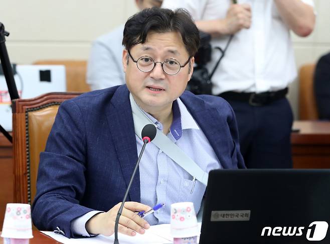 홍익표 더불어민주당 의원. 2020.6.17/뉴스1 © News1 박세연 기자
