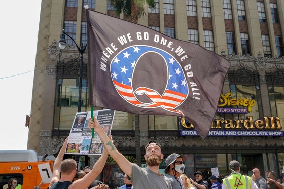 지난 8월 22일 큐어넌 지지자들이 LA의 할리우드 거리에서 시위를 벌였다. [연합뉴스]