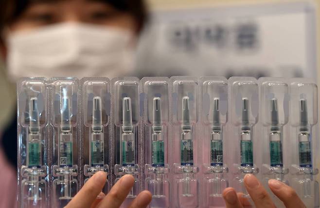 독감백신 접종후 사망신고가 잇따르고 있는 가운데 22일 경기 수원시 한 병원에서 의료진이 시민들에게 접종할 백신을 준비하고 있다. / 사진=뉴시스