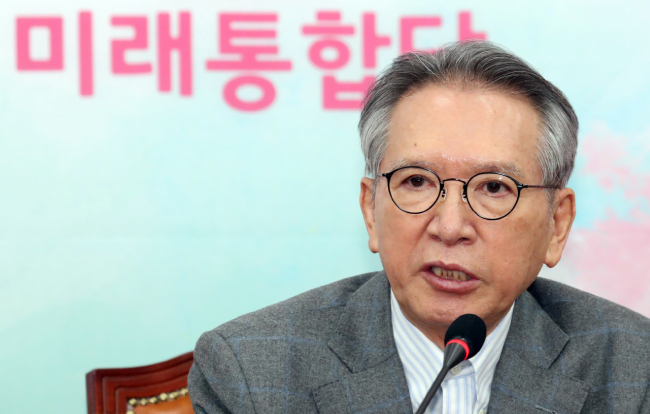 김형오 당시 미래통합당 공천관리위원장이 3월 13일 서울 여의도 국회에서 사퇴 기자회견을 하고 있다.  [뉴스1]