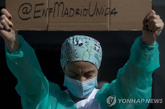 코로나19 재확산 속 스페인 간호사 임금인상 요구 시위 (마드리드 AP=연합뉴스) 유럽대륙의 신종 코로나바이러스 감염증(코로나19) 2차 유행이 가속하는 가운데 5일(현지시간) 스페인 마드리드의 한 병원에서 간호사가 마스크를 착용한 채 임금인상과 노동여건 개선 등을 요구하며 시위를 벌이고 있다. leekm@yna.co.kr
