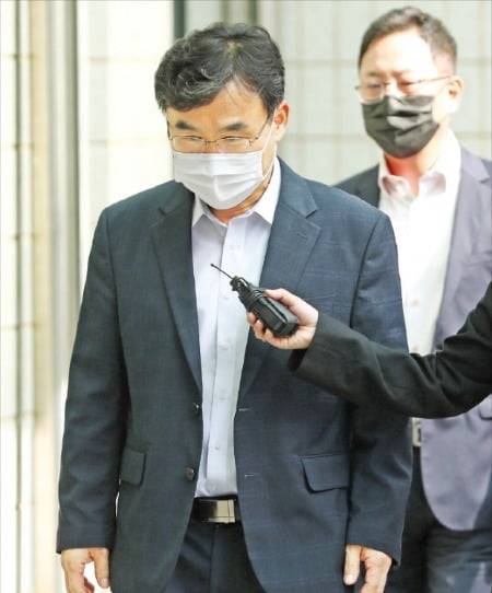 박순철 서울남부지검장이 22일 오후 서울 양천구 지검청사에서 이동하고 있다. 박 지검장은 이날 “정치가 검찰을 덮어버렸다. 이제 검사직을 내려놓으려고 한다”고 밝혔다. /뉴스1