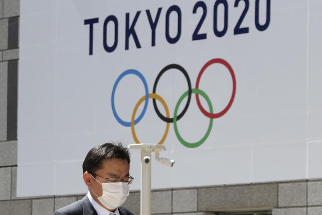 지난 3월 일본 도쿄도 정부 청사 건물에 도쿄올림픽 로고가 붙어 있다. 도쿄=AP 연합뉴스