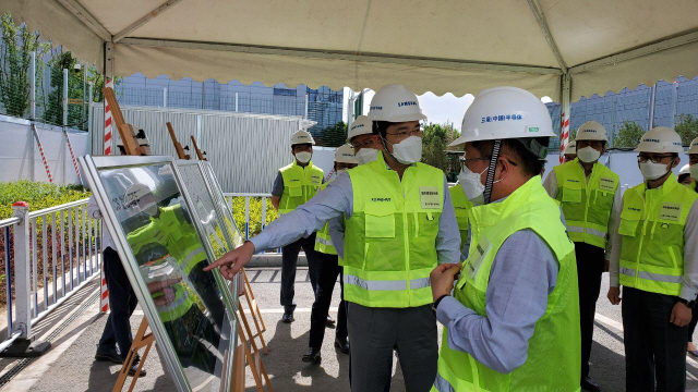 이재용 삼성전자 부회장이 지난 5월 18일 중국 산시성에 위치한 삼성전자 시안반도체 사업장을 찾아 현장을 점검하고 있다. /사진제공=삼성전자
