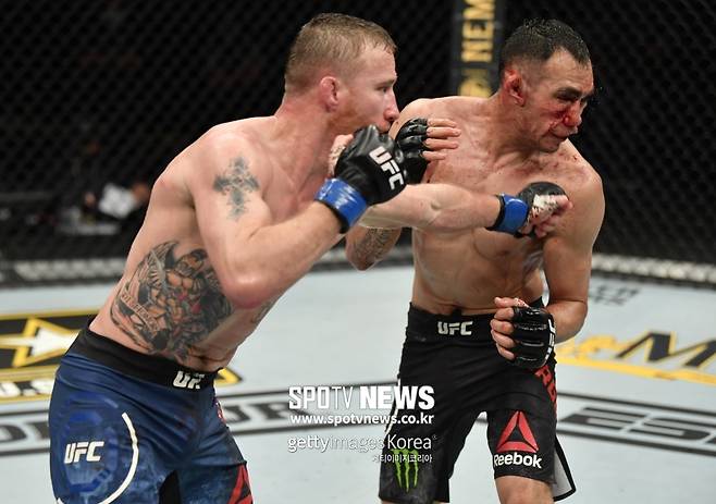 ▲ 저스틴 개이치(왼쪽)는 UFC 라이트급 잠정 타이틀전에서 토니 퍼거슨을 따돌리며 통합 타이틀전 티켓을 거머쥐었다.