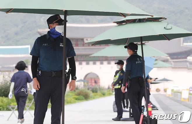 서울 광화문일대에서 경찰관들이 근무를 하고 있다. /사진=뉴스1